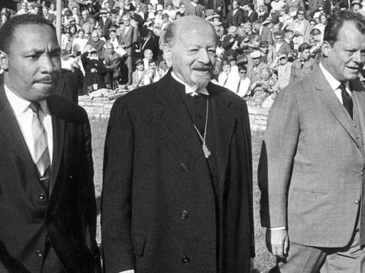 Der amerikanische Bürgerrechtler und Baptistenpfarrer Martin Luther King, Bischof Otto Dibelius und der Regierende Bürgermeister Willy Brandt am 13.09.1964 in Berlin zum Tag der Kirche