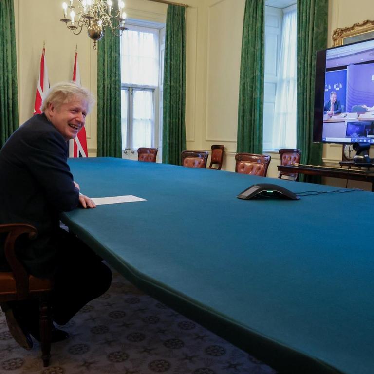 Boris Johnson im Gespräch mit Ursula von der Leyen.

