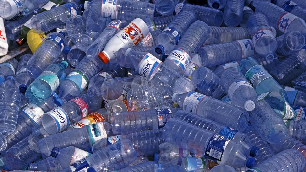 Ein Meer aus gebrauchten, blauen Plastikflaschen, die alle bereit für die Wiederverwertung sind.