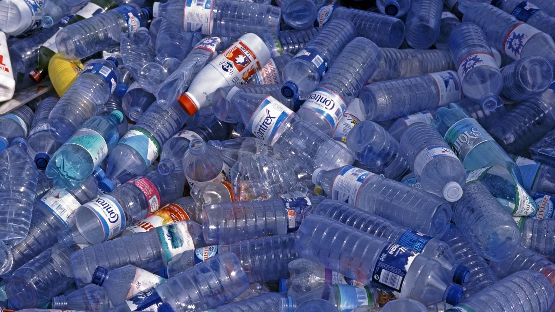 Ein Meer aus gebrauchten, blauen Plastikflaschen, die alle bereit für die Wiederverwertung sind. Ein Meer aus gebrauchten, blauen Plastikflaschen, die alle bereit für die Wiederverwertung sind.