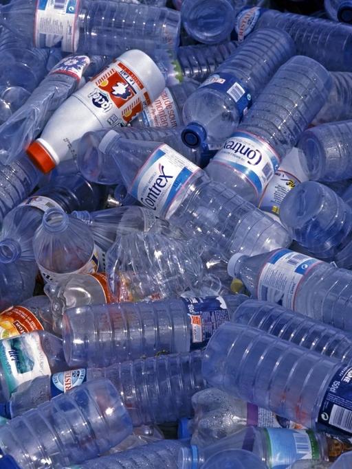 Ein Meer aus gebrauchten, blauen Plastikflaschen, die alle bereit für die Wiederverwertung sind.