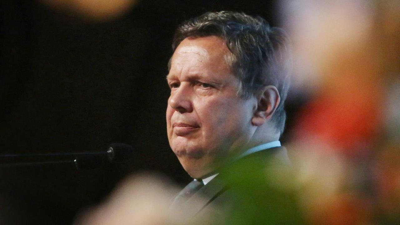 Frank Schirrmacher in einer Aufnahme von der Seite. Im Vordergrund sind bunte, unscharfe Flächen zu sehen. Frank Schirrmacher in einer Aufnahme von der Seite. Im Vordergrund sind bunte, unscharfe Flächen zu sehen.
