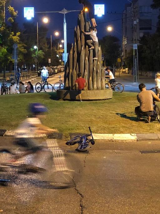 Kinder erobert an Jom Kippur die Straßen von Tel Aviv. Der Autorverkehr steht still.