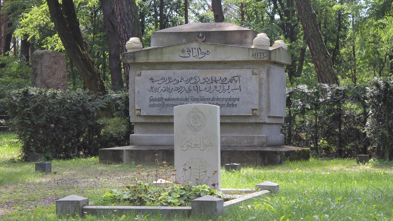 Zehrensdorfer Ehrenfriedhof, auf dem im Kriegsgefangenenlager Wünsdorf Verstorbene Muslime, Hindus und Sikhs begraben wurden. Zehrensdorfer Ehrenfriedhof, auf dem im Kriegsgefangenenlager Wünsdorf Verstorbene Muslime, Hindus und Sikhs begraben wurden.