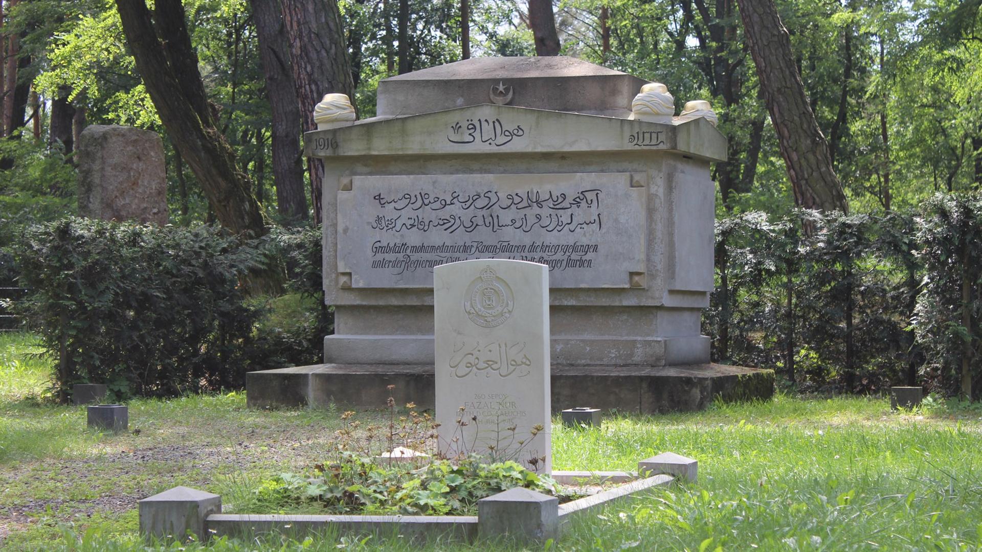 Zehrensdorfer Ehrenfriedhof, auf dem im Kriegsgefangenenlager Wünsdorf Verstorbene Muslime, Hindus und Sikhs begraben wurden. Zehrensdorfer Ehrenfriedhof, auf dem im Kriegsgefangenenlager Wünsdorf Verstorbene Muslime, Hindus und Sikhs begraben wurden.
