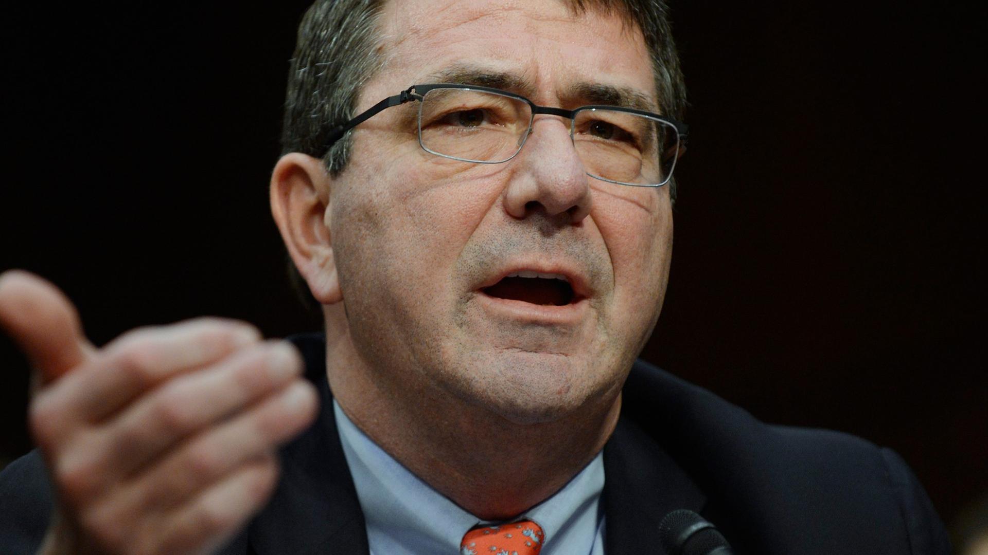 Ashton Carter spricht bei einer Senats-Anhörung in ein Mikrofon. Ashton Carter spricht bei einer Senats-Anhörung in ein Mikrofon.