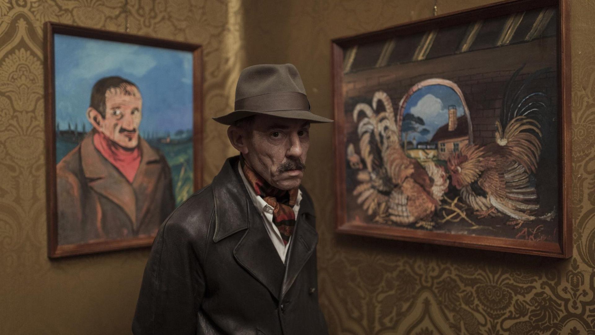 Szenenbild aus dem italienischen Wettbewerbsfilm "Volevo nascondermi" des Regisseurs Giorgio Diritti bei der Berlinale 2020 mit dem Schauspieler Elio Germano in der Rolle des Malers Antonio Ligabue. Szenenbild aus dem italienischen Wettbewerbsfilm "Volevo nascondermi" des Regisseurs Giorgio Diritti bei der Berlinale 2020 mit dem Schauspieler Elio Germano in der Rolle des Malers Antonio Ligabue.
