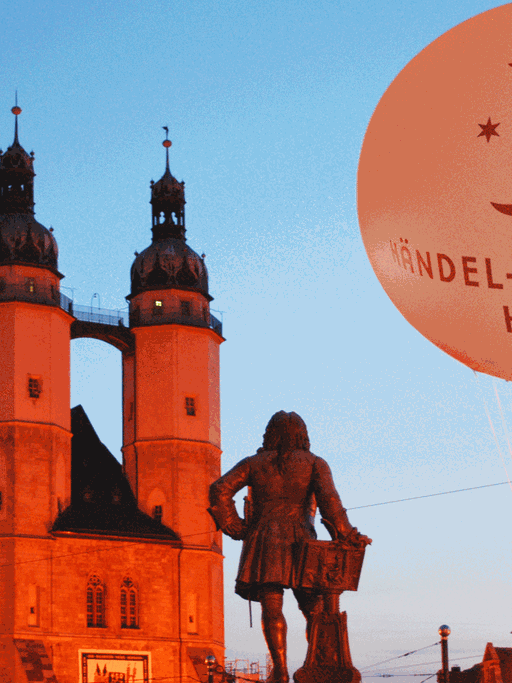 Marktplatz in Halle/Saale mit Händel-Denkmal und Logo der Händel Festspiele