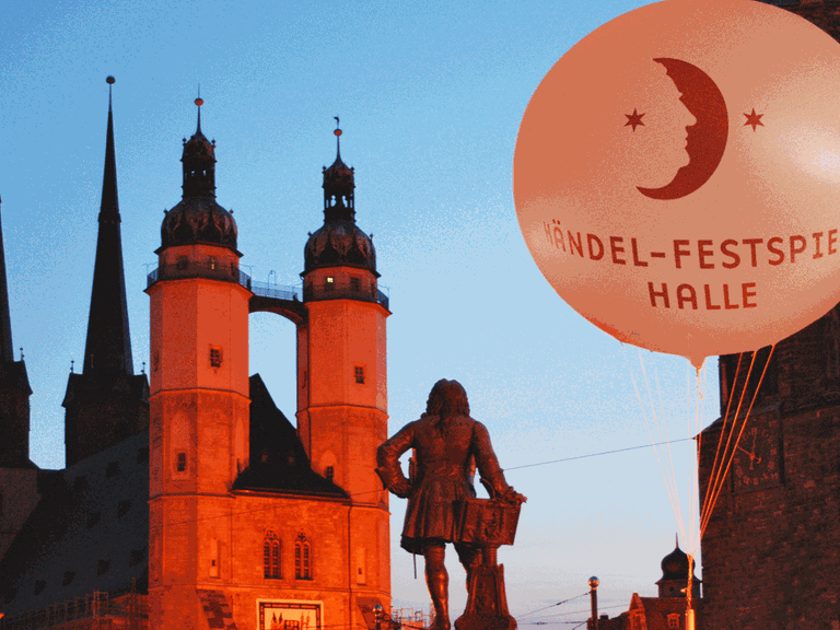 Marktplatz in Halle/Saale mit Händel-Denkmal und Logo der Händel Festspiele