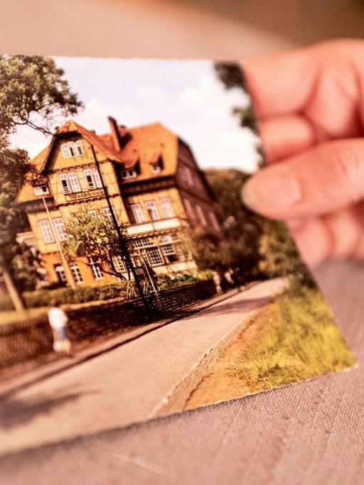 Eine historische Postkarte der Kinderheilanstalt „Waldhaus“.