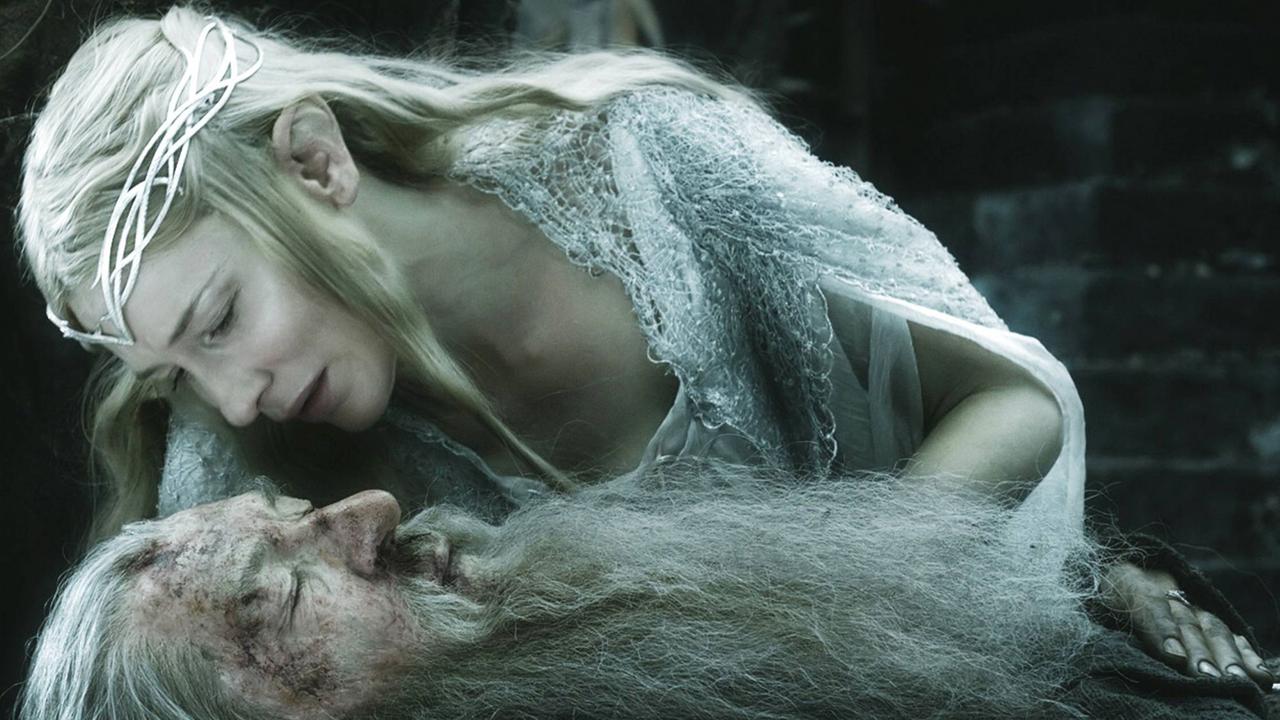 Filmszene aus "Hobbit - Die Schlacht der fünf Heere": Gandalf (Ian McKellen) liegt und Galadriel (Cate Blanchet) beugt sich über ihn