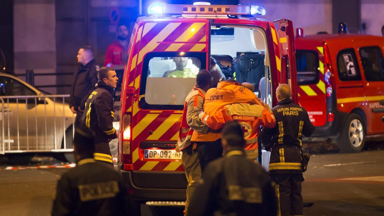 Krankenwagen und Rettungskräfte. Krankenwagen und Rettungskräfte.