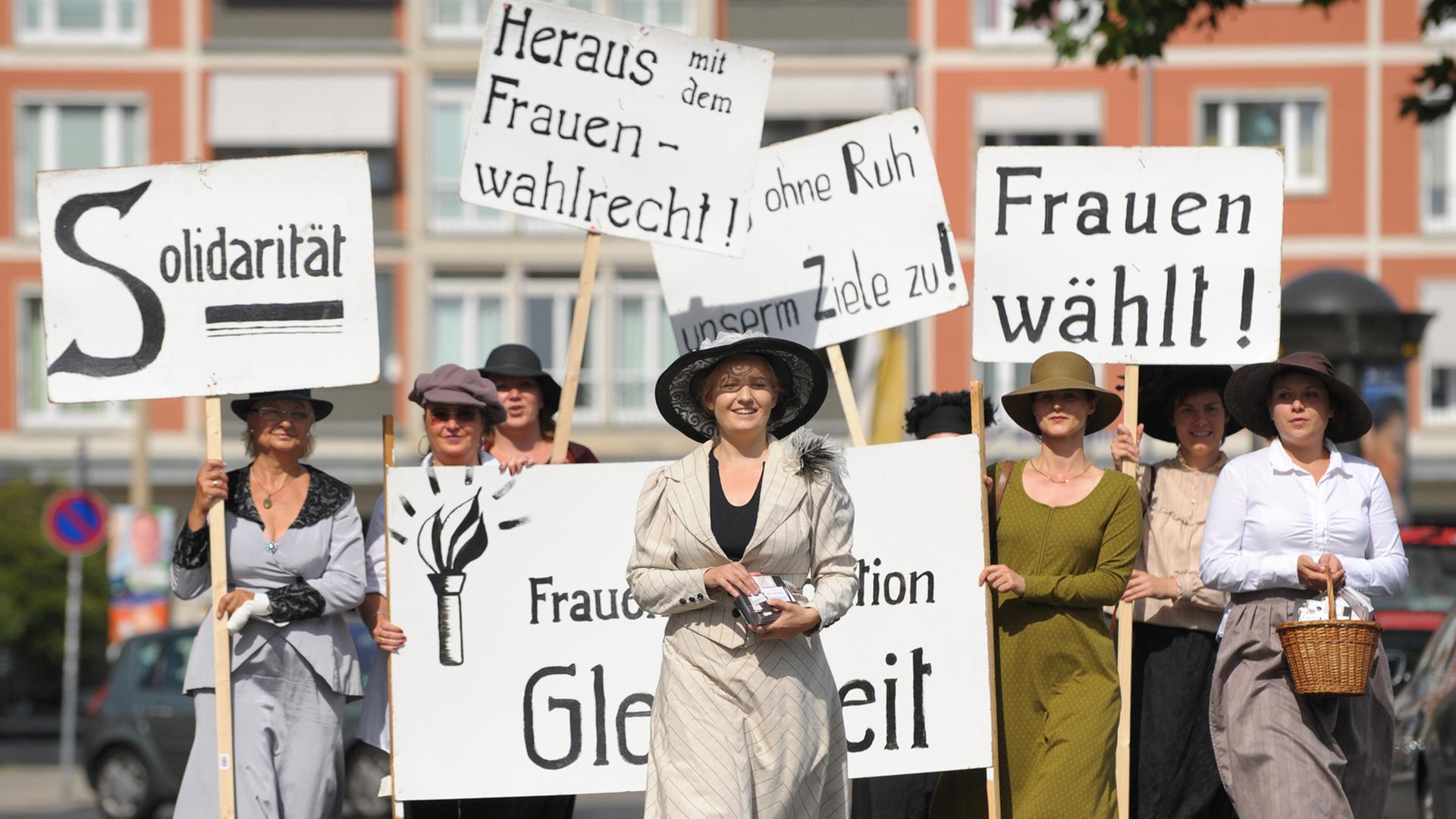 Mit Plakaten und in historischen Gewändern erinnern Frauen der Arbeitsgemeinschaft Sozialdemokratischer Frauen (ASF) an die Wahlrechtsdemonstrationen der Suffragetten vor 100 Jahren. Mit Plakaten und in historischen Gewändern erinnern Frauen der Arbeitsgemeinschaft Sozialdemokratischer Frauen (ASF) an die Wahlrechtsdemonstrationen der Suffragetten vor 100 Jahren.