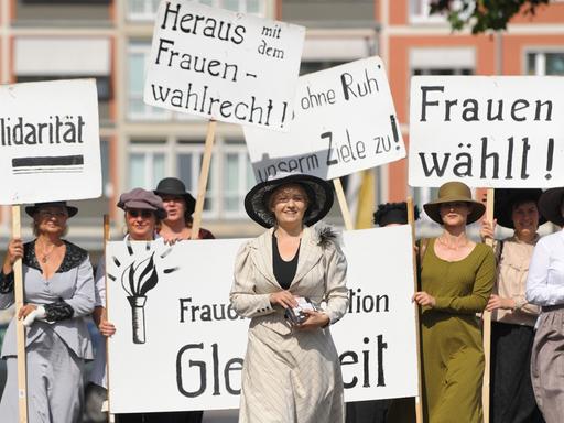 Mit Plakaten und in historischen Gewändern erinnern Frauen der Arbeitsgemeinschaft Sozialdemokratischer Frauen (ASF) an die Wahlrechtsdemonstrationen der Suffragetten vor 100 Jahren.