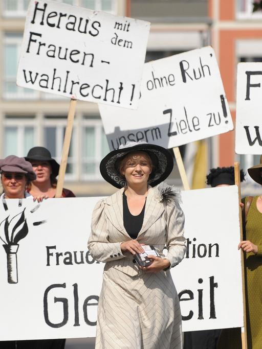 Mit Plakaten und in historischen Gewändern erinnern Frauen der Arbeitsgemeinschaft Sozialdemokratischer Frauen (ASF) an die Wahlrechtsdemonstrationen der Suffragetten vor 100 Jahren.