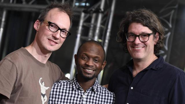 Abou Bakar Sidibe (mitte) hat "Les Sauteurs" selbst gedreht: Er ist ein Flüchtling aus Mali. Estephan Wagner (links), Moritz Siebert (rechts) haben ihm eine Kamera mitgegeben.