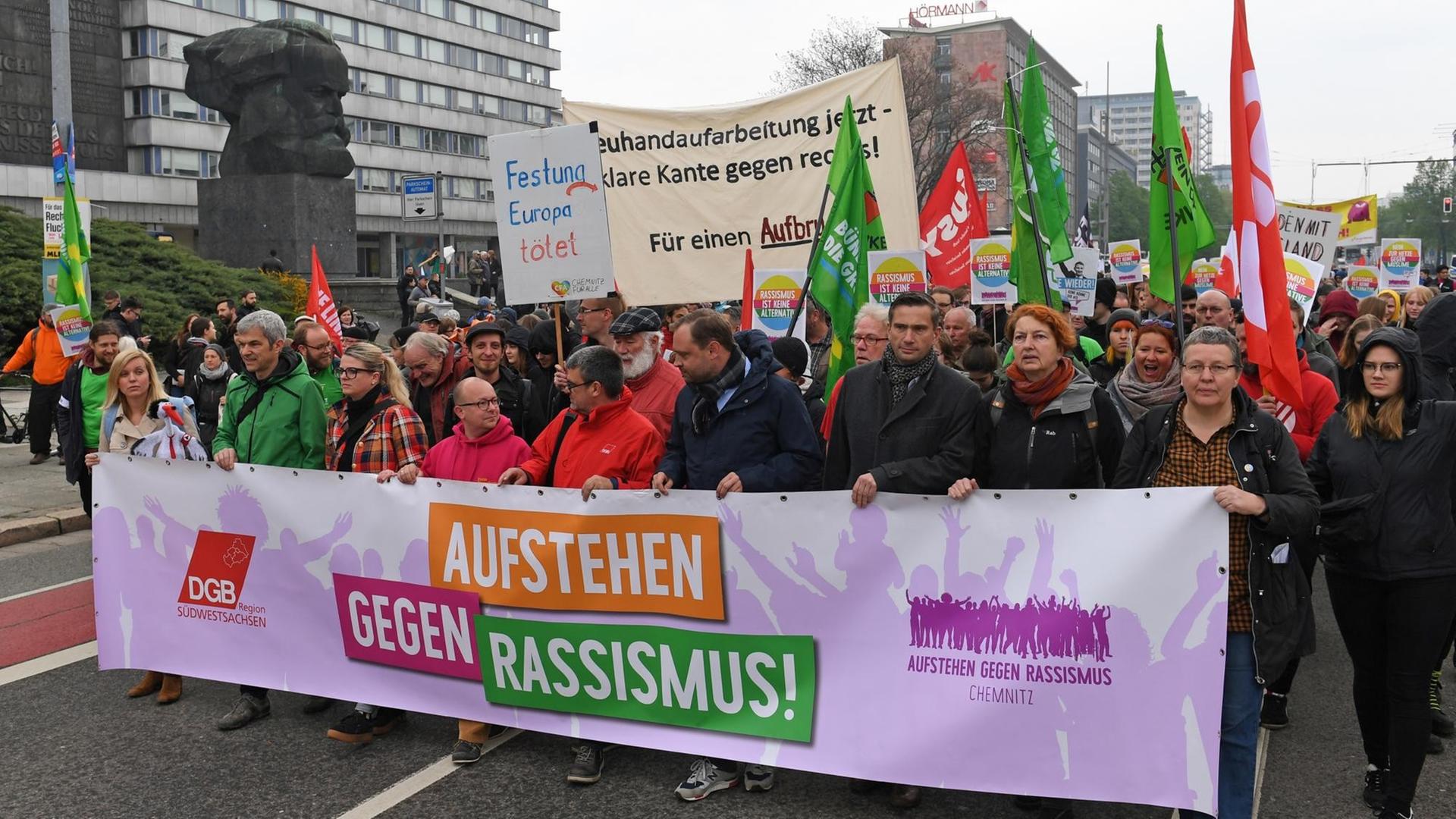 Teilnehmer einer Demonstration unter dem Motto "Aufstehen gegen Rassismus" haben sich zum 1. Mai 2019 im Zentrum von Chemnitz versammelt. Teilnehmer einer Demonstration unter dem Motto "Aufstehen gegen Rassismus" haben sich zum 1. Mai 2019 im Zentrum von Chemnitz versammelt.