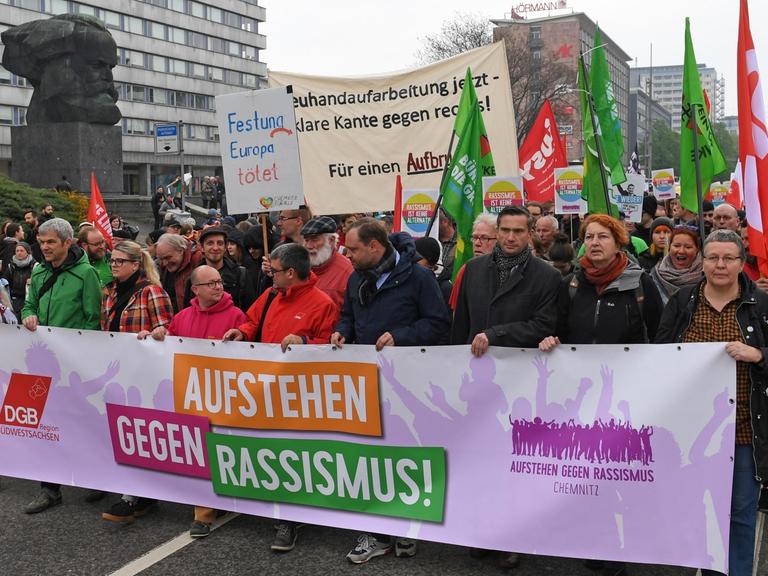Teilnehmer einer Demonstration unter dem Motto "Aufstehen gegen Rassismus" haben sich zum 1. Mai 2019 im Zentrum von Chemnitz versammelt.