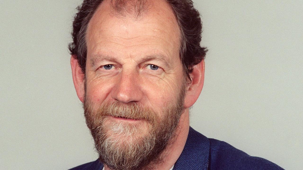 Porträtbild von Michael Cramer, Studienrat und Abgeordneter von Bündnis 90/Die Grünen im Europaparlament. Porträtbild von Michael Cramer, Studienrat und Abgeordneter von Bündnis 90/Die Grünen im Europaparlament.
