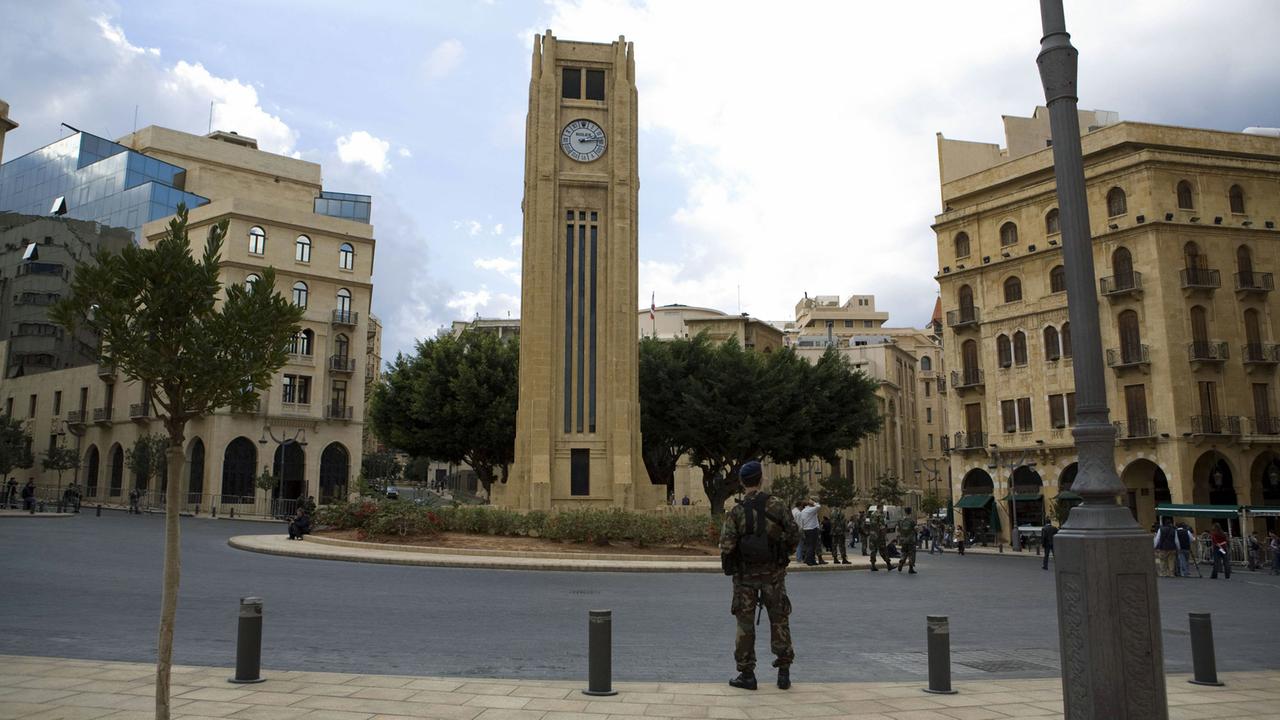 Der Nejmeh-Platz in der libanesischen Hauptstadt Beirut, links: das Gebäude des Parlaments