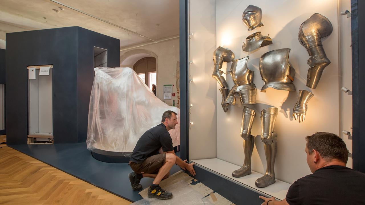 Die Tischler Udo Sachse und Uwe Kliche befestigen in Heldburg in Thüringen die Unterkonstruktion an einer Vitrine im Burgenmuseum. Die Tischler Udo Sachse und Uwe Kliche befestigen in Heldburg in Thüringen die Unterkonstruktion an einer Vitrine im Burgenmuseum.