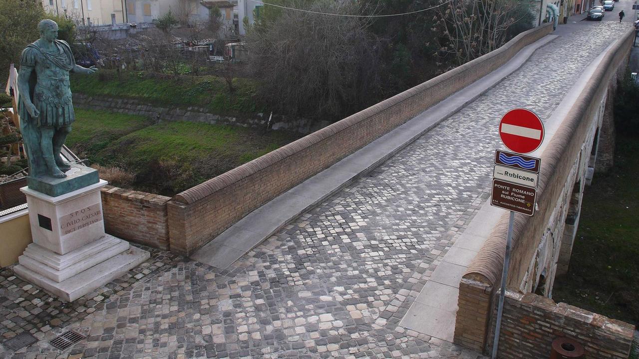 Eine Brücke über den Fluss Rubicone in Savignano Eine Brücke über den Fluss Rubicone in Savignano