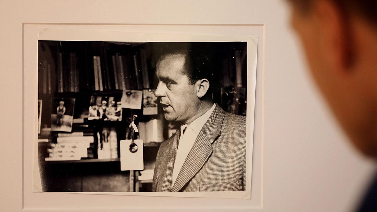 Ein Mann schaut am 29.08.2017 in Köln (Nordrhein-Westfalen) auf eine Fotografie von Heinz Held aus dem Jahr 1953, die Heinrich Böll zeigt., Sie ist in der Ausstellung "Die humane Kamera - Heinrich Böll und die Fotografie" im Museum Ludwig zum 100. Geburtstag des Nobelpreisträgers zu sehen. Ein Mann schaut am 29.08.2017 in Köln (Nordrhein-Westfalen) auf eine Fotografie von Heinz Held aus dem Jahr 1953, die Heinrich Böll zeigt., Sie ist in der Ausstellung "Die humane Kamera - Heinrich Böll und die Fotografie" im Museum Ludwig zum 100. Geburtstag des Nobelpreisträgers zu sehen.