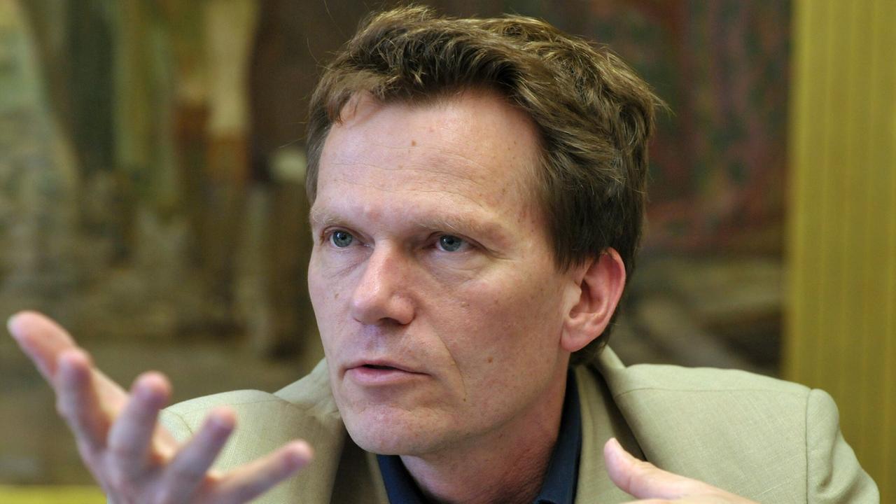 Der Professor Hartmut Rosa vom Lehrstuhl für Allgemeine und Theoretische Soziologie an der Friedrich-Schiller-Universität Jena, aufgenommen am Mittwoch (01.09.2010) bei einer Pressekonferenz in Jena Der Professor Hartmut Rosa vom Lehrstuhl für Allgemeine und Theoretische Soziologie an der Friedrich-Schiller-Universität Jena, aufgenommen am Mittwoch (01.09.2010) bei einer Pressekonferenz in Jena