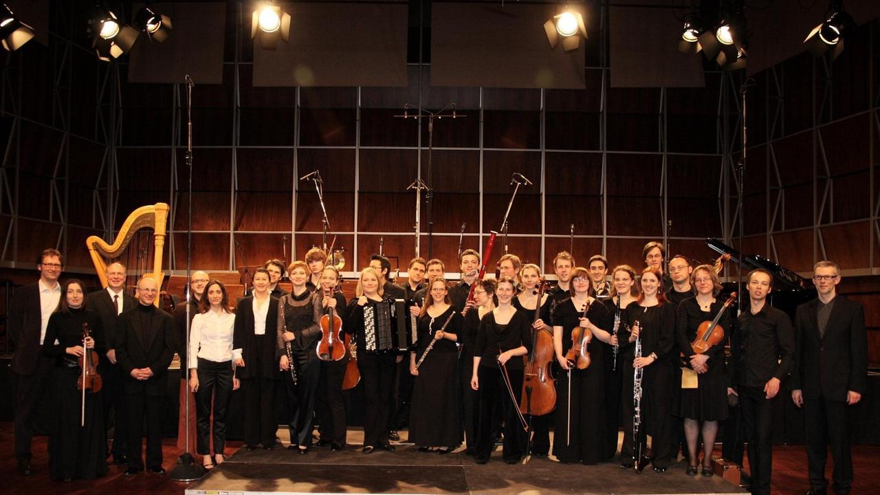 Musikerinnen und Musiker des European Workshop for Contemporary Music stehen auf dem Bühne im Deutschlandfunk Kammermusiksaal