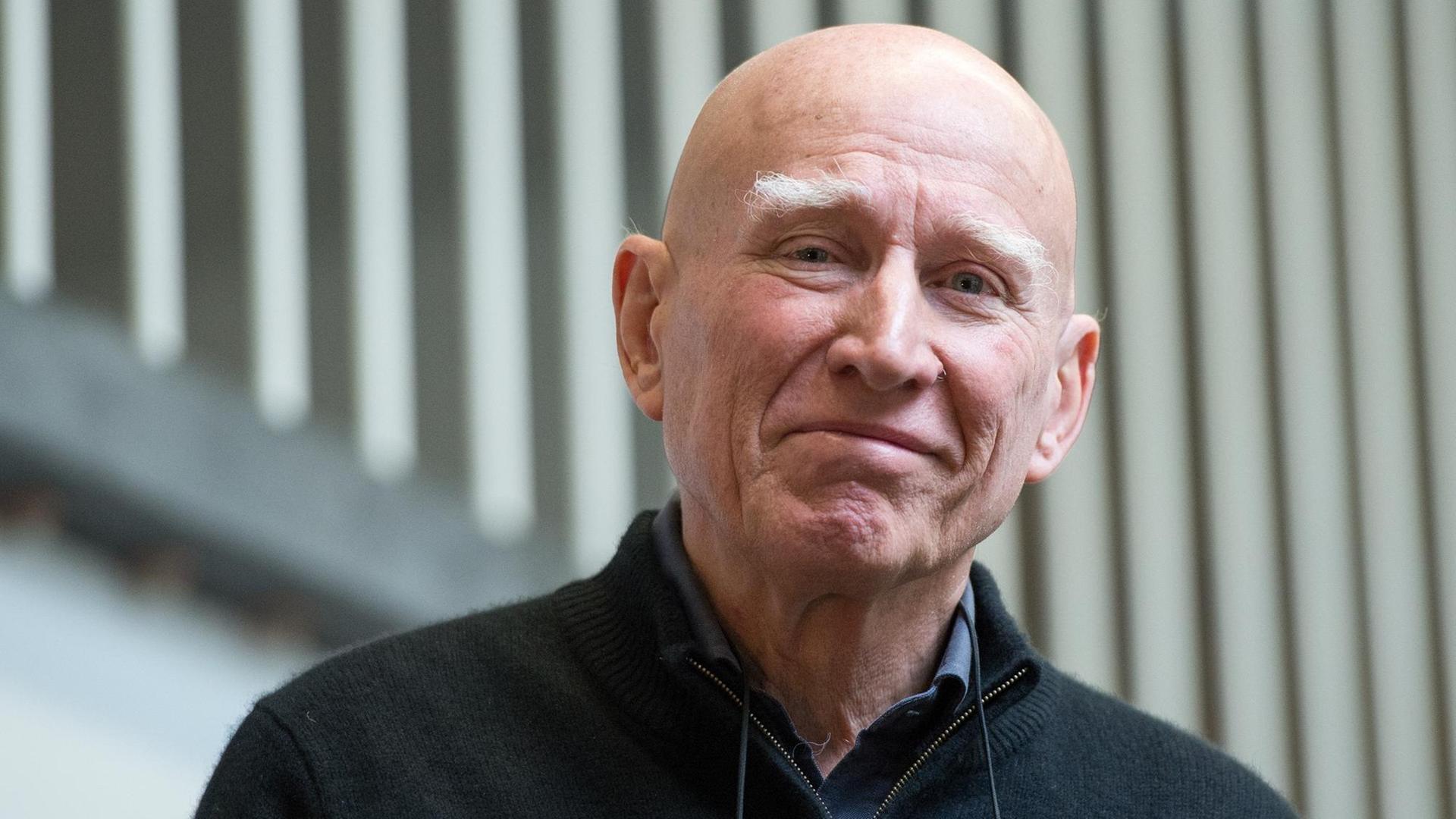Porträt des lächelnden Fotografen Sebastiao Salgado. Porträt des lächelnden Fotografen Sebastiao Salgado.