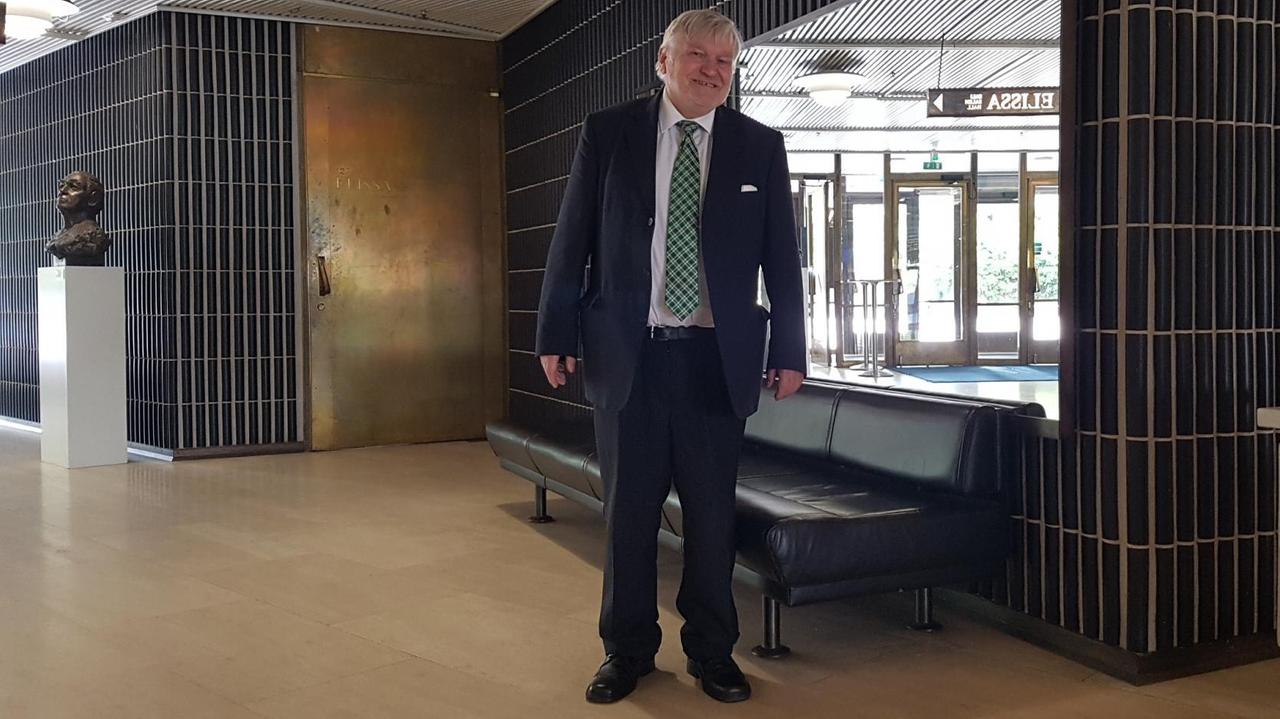 Seppo Hentilä steht im Foyer der Finnlandia-Halle Seppo Hentilä steht im Foyer der Finnlandia-Halle