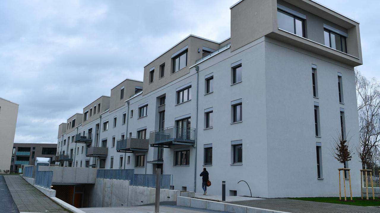 Neubauwohnungen stehen im "Benjamin Franklin Village". Mit Carsharing und führerlosen Elektrobussen will Mannheim das einst größte geschlossene Wohngebiet der US-Streitkräfte in Europa zum Vorzeigequartier mit einem geringen Energieverbrauch und wenig Emissionen umbauen. Neubauwohnungen stehen im "Benjamin Franklin Village". Mit Carsharing und führerlosen Elektrobussen will Mannheim das einst größte geschlossene Wohngebiet der US-Streitkräfte in Europa zum Vorzeigequartier mit einem geringen Energieverbrauch und wenig Emissionen umbauen.