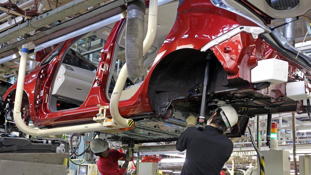 Montage eines Nissan-Pkw in einer Fabrik Montage eines Nissan-Pkw in einer Fabrik