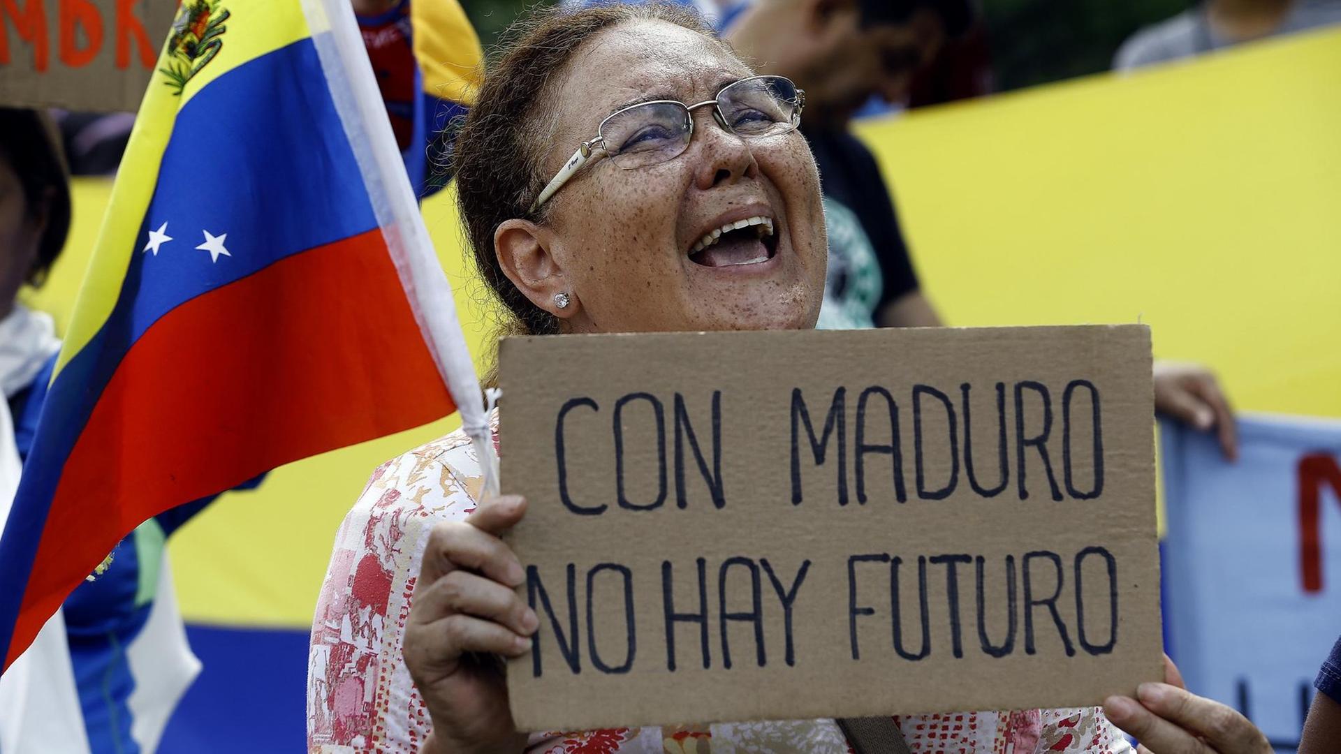 Demonstrantin in der venezolanischen Stadt Valencia/mit einem Protestplakat: "Mit Maduro haben wir keine Zukunft". Photo: Juan Carlos Hernandez | picture alliance | ZUMA Wire Demonstrantin in der venezolanischen Stadt Valencia/mit einem Protestplakat: "Mit Maduro haben wir keine Zukunft". Photo: Juan Carlos Hernandez | picture alliance | ZUMA Wire