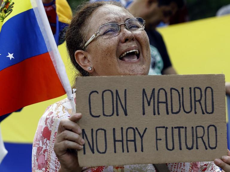 Demonstrantin in der venezolanischen Stadt Valencia/mit einem Protestplakat: "Mit Maduro haben wir keine Zukunft". Photo: Juan Carlos Hernandez | picture alliance | ZUMA Wire