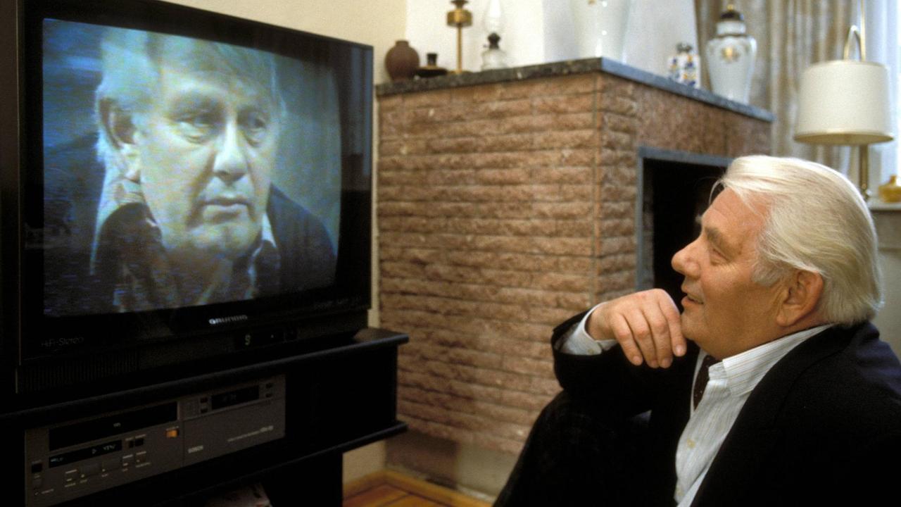 Schauspieler Peter Borgelt betrachtet sich im Fernsehen. Schauspieler Peter Borgelt betrachtet sich im Fernsehen.