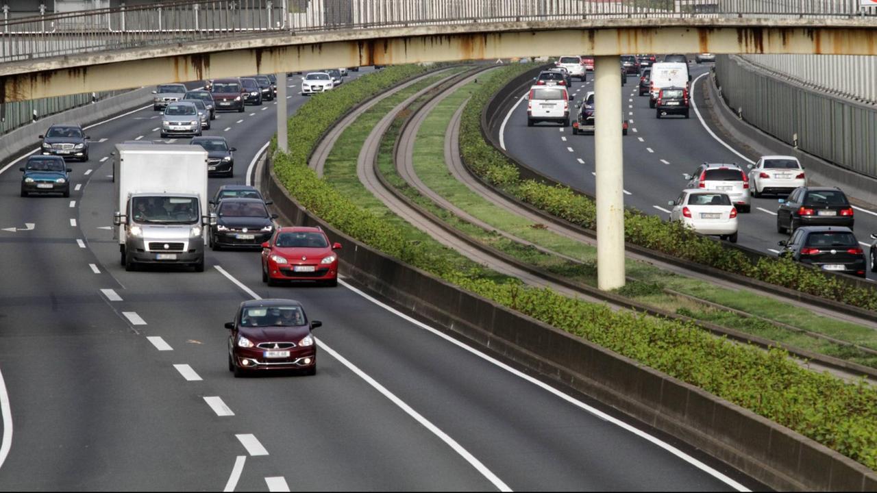 Autoverkehr auf der A40 in Essen. Autoverkehr auf der A40 in Essen.