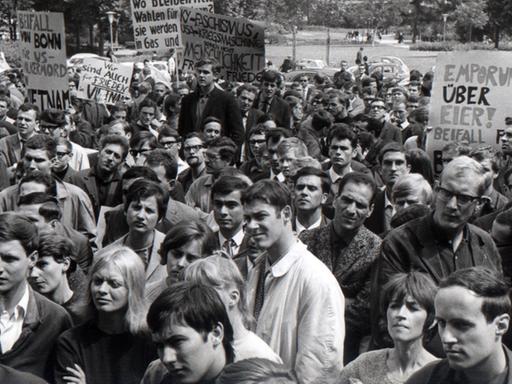 Studenten der Freien Universität Berlin demonstrieren am 08.07.1966 vor dem Henry-Ford-Bau der Universität gegen das Engagement der Amerikaner im Vietnamkrieg.