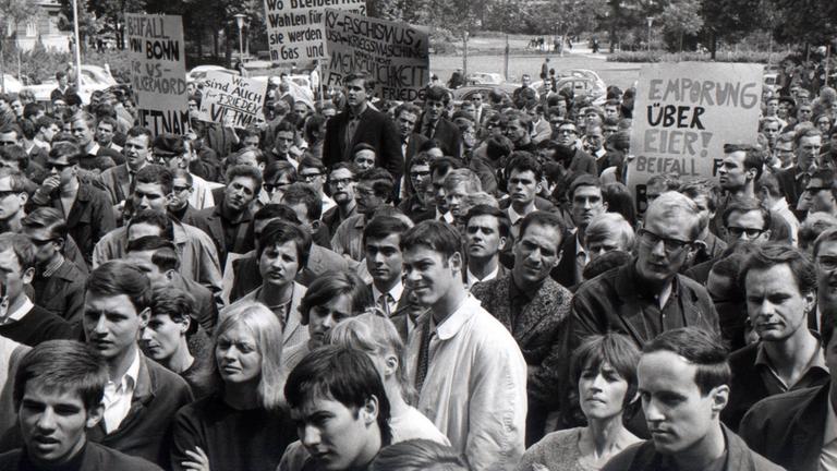 Studenten der Freien Universität Berlin demonstrieren am 08.07.1966 vor dem Henry-Ford-Bau der Universität gegen das Engagement der Amerikaner im Vietnamkrieg. Studenten der Freien Universität Berlin demonstrieren am 08.07.1966 vor dem Henry-Ford-Bau der Universität gegen das Engagement der Amerikaner im Vietnamkrieg.