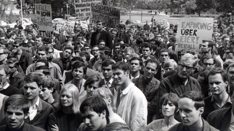 Studenten der Freien Universität Berlin demonstrieren am 08.07.1966 vor dem Henry-Ford-Bau der Universität gegen das Engagement der Amerikaner im Vietnamkrieg. Studenten der Freien Universität Berlin demonstrieren am 08.07.1966 vor dem Henry-Ford-Bau der Universität gegen das Engagement der Amerikaner im Vietnamkrieg.