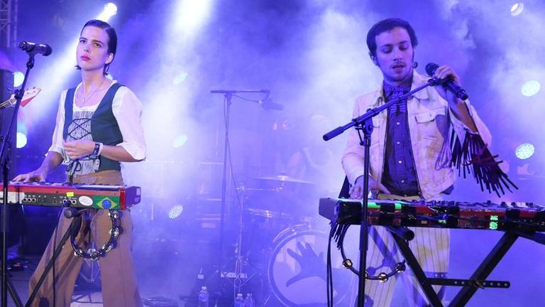 Clémence Quélennec (links) und Marlon Magnée der französischen Psychedelic-Band La Femme bei einem Konzert in Paris im September 2017 Clémence Quélennec (links) und Marlon Magnée der französischen Psychedelic-Band La Femme bei einem Konzert in Paris im September 2017