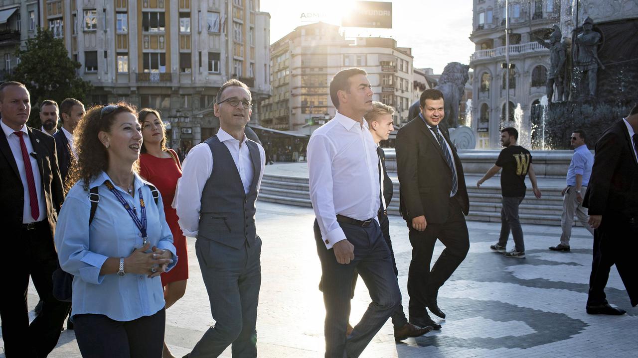 Besuch in Skopje am 18.9. 2018: Der deutsche Bundesaußenminister Heiko Maas, SPD, geht zusammen mit Nikola Dimitrov, Außenminister der ehemaligen jugoslawischen Republik Mazedonien, zur Nationalgalerie. Besuch in Skopje am 18.9. 2018: Der deutsche Bundesaußenminister Heiko Maas, SPD, geht zusammen mit Nikola Dimitrov, Außenminister der ehemaligen jugoslawischen Republik Mazedonien, zur Nationalgalerie.