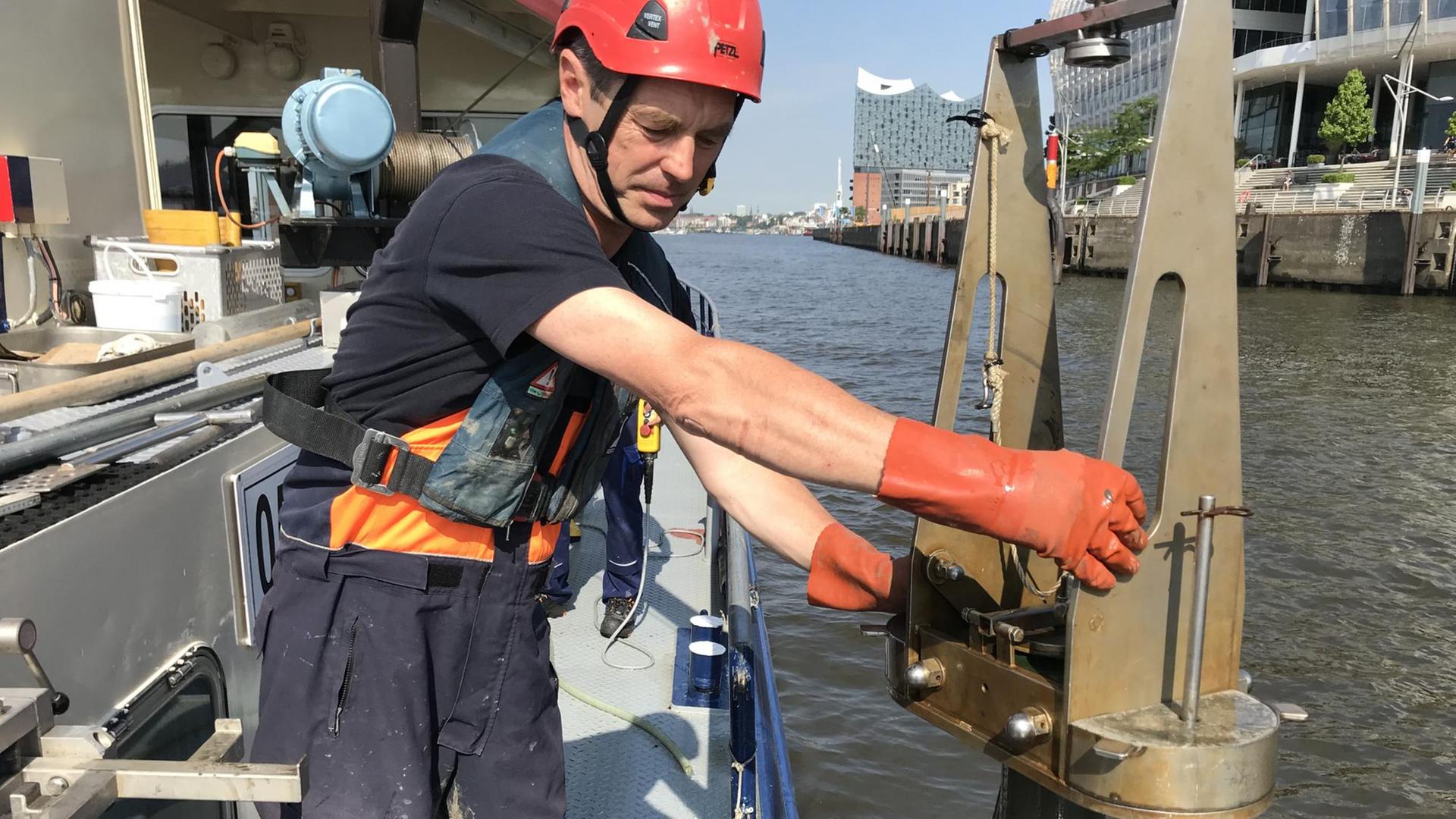 Probeentnahme in den Sedimenten der Elbe Probeentnahme in den Sedimenten der Elbe