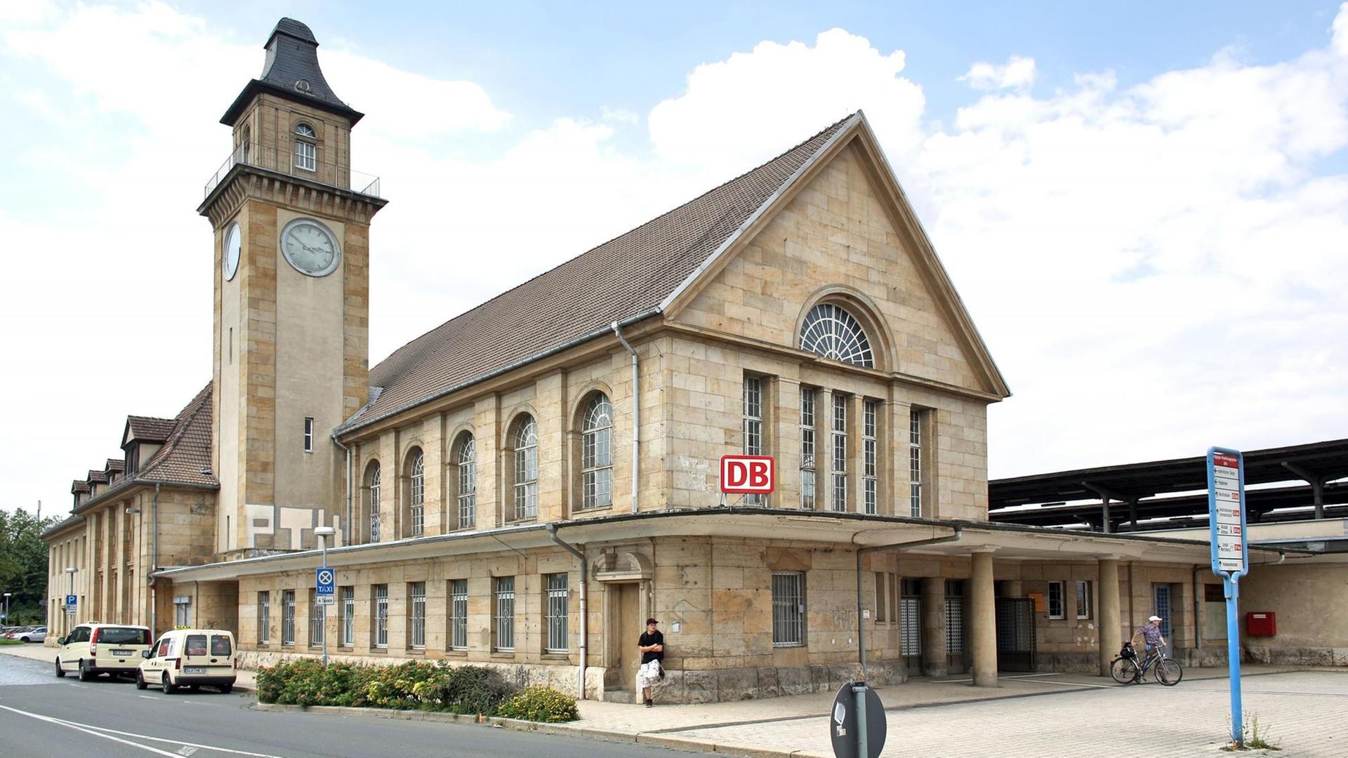 Der Bahnhof Zeitz in Sachsen-Anhalt ist ein Gebäude aus Sandstein, mit einem Glockenturm.