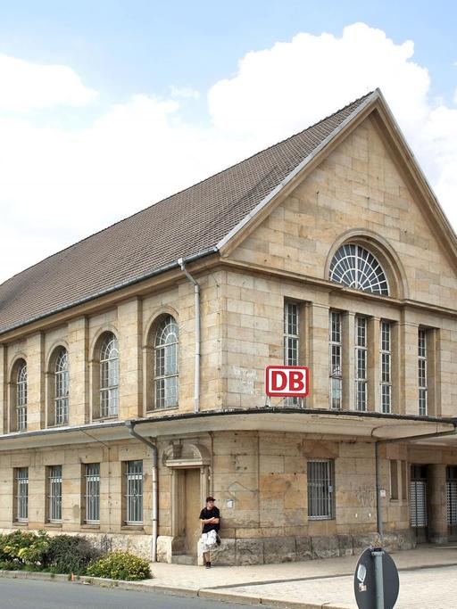 Der Bahnhof Zeitz in Sachsen-Anhalt ist ein Gebäude aus Sandstein, mit einem Glockenturm.