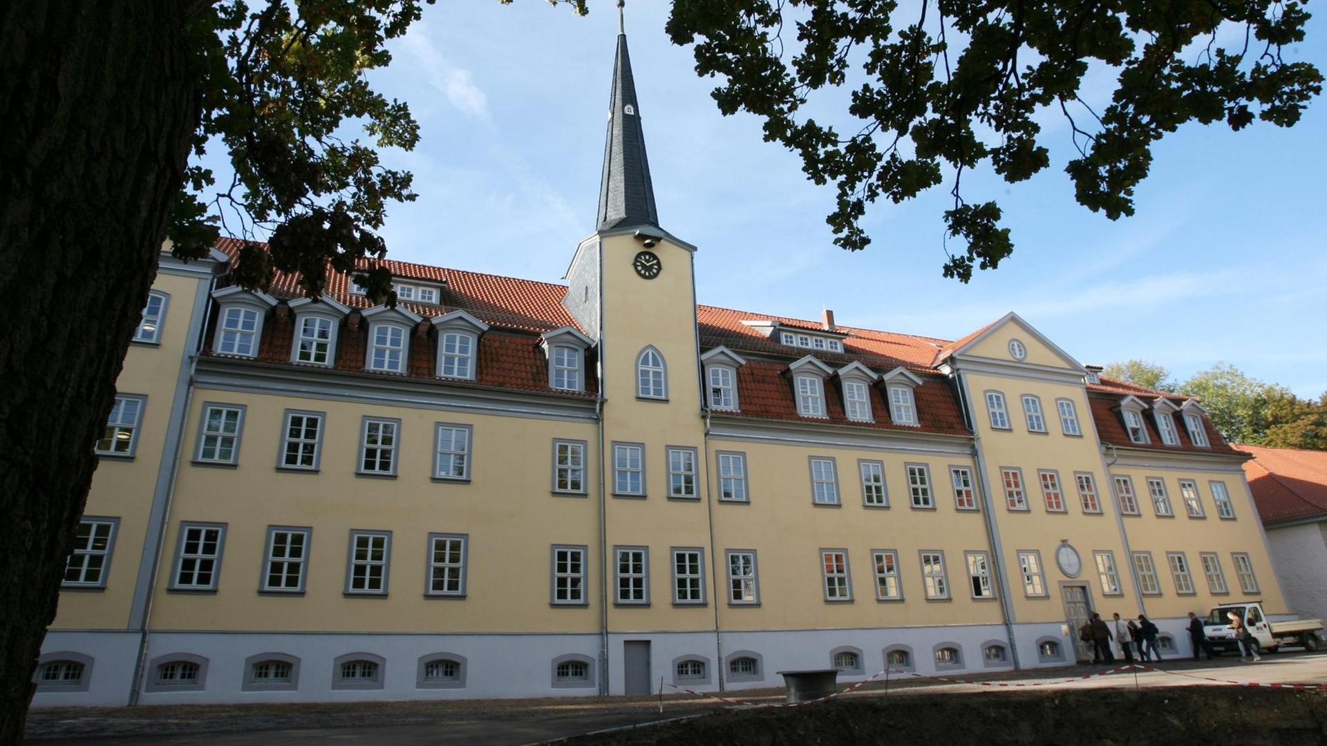 Das Sprachengymnasium Salzmannschule in Schnepfenthal bei Waltershausen Das Sprachengymnasium Salzmannschule in Schnepfenthal bei Waltershausen