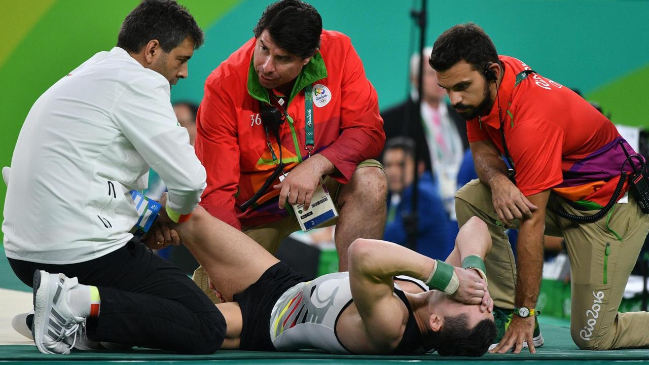 Turner Andreas Toba wird nach seinem Sturz behandelt. Turner Andreas Toba wird nach seinem Sturz behandelt.