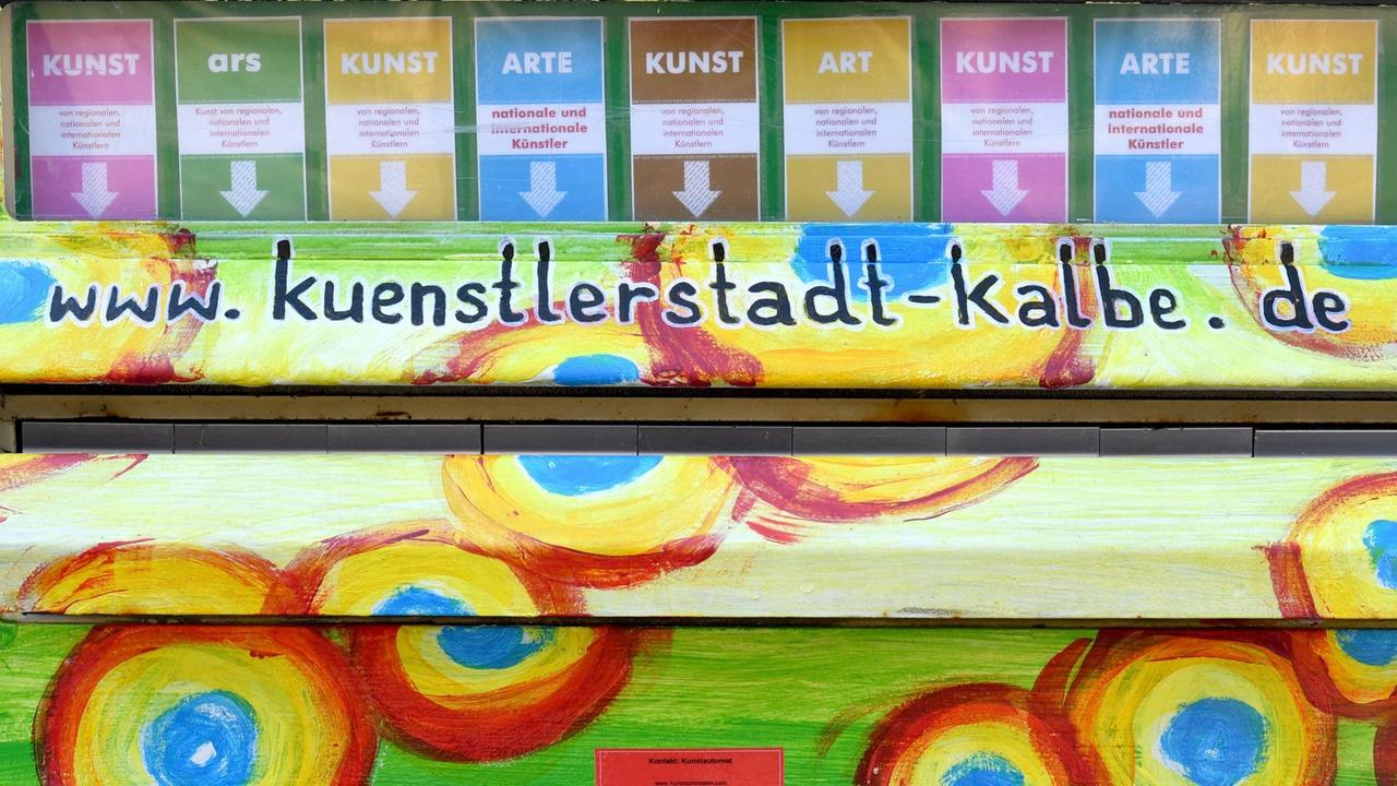 Ein Kunstautomat, aus dem man kleine Arbeiten von Künstlern gegen eine Gebühr von 4 Euro ziehen kann, steht am 13.09.2016 in Kalbe/Milde (Sachsen-Anhalt). Die Stadt entwickelt sich als "Künstlerstadt Kalbe" zu einem Anziehungspunkt für Kreative. Foto: Jens Kalaene