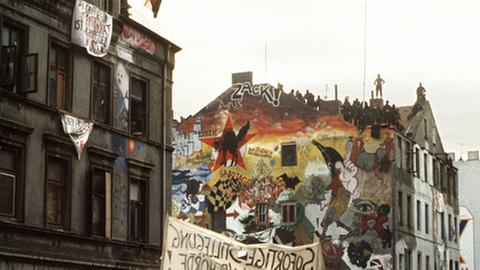 Für den Erhalt der Häuser in der Hafenstraße in Hamburg demonstrieren Hausbesetzer und Sympathisanten im November 1987