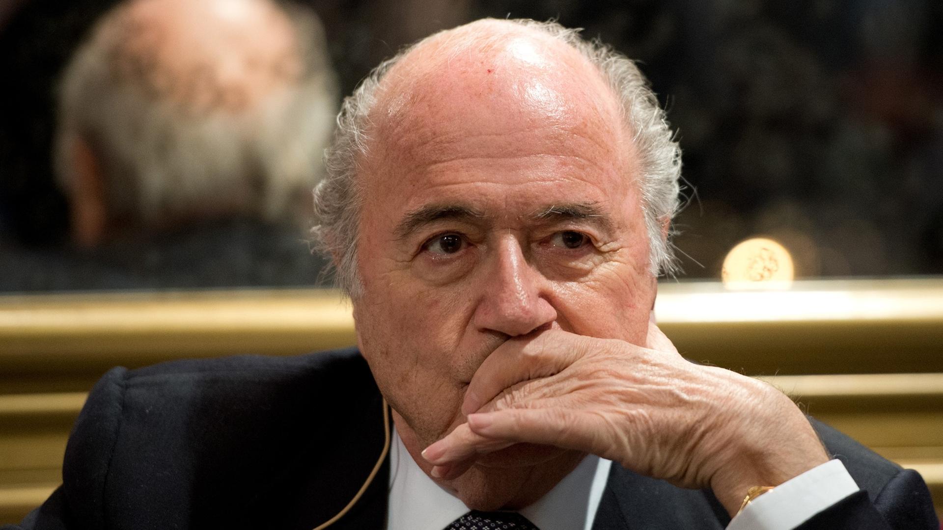 Der Präsident des Weltfußballverbandes FIFA, Sepp Blatter, schaut nachdenklich. Der Präsident des Weltfußballverbandes FIFA, Sepp Blatter, schaut nachdenklich.
